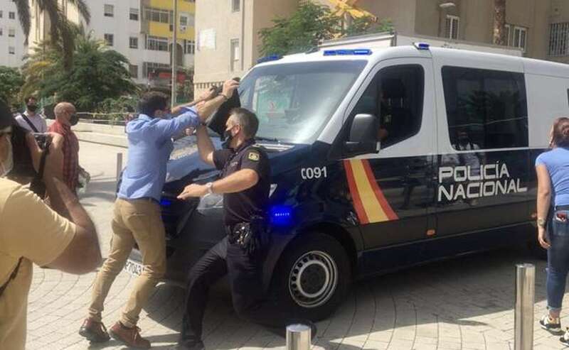 Momento en que los familiares de la víctima se lanzan sobre el furgón que trasladaba al agresor/C7.